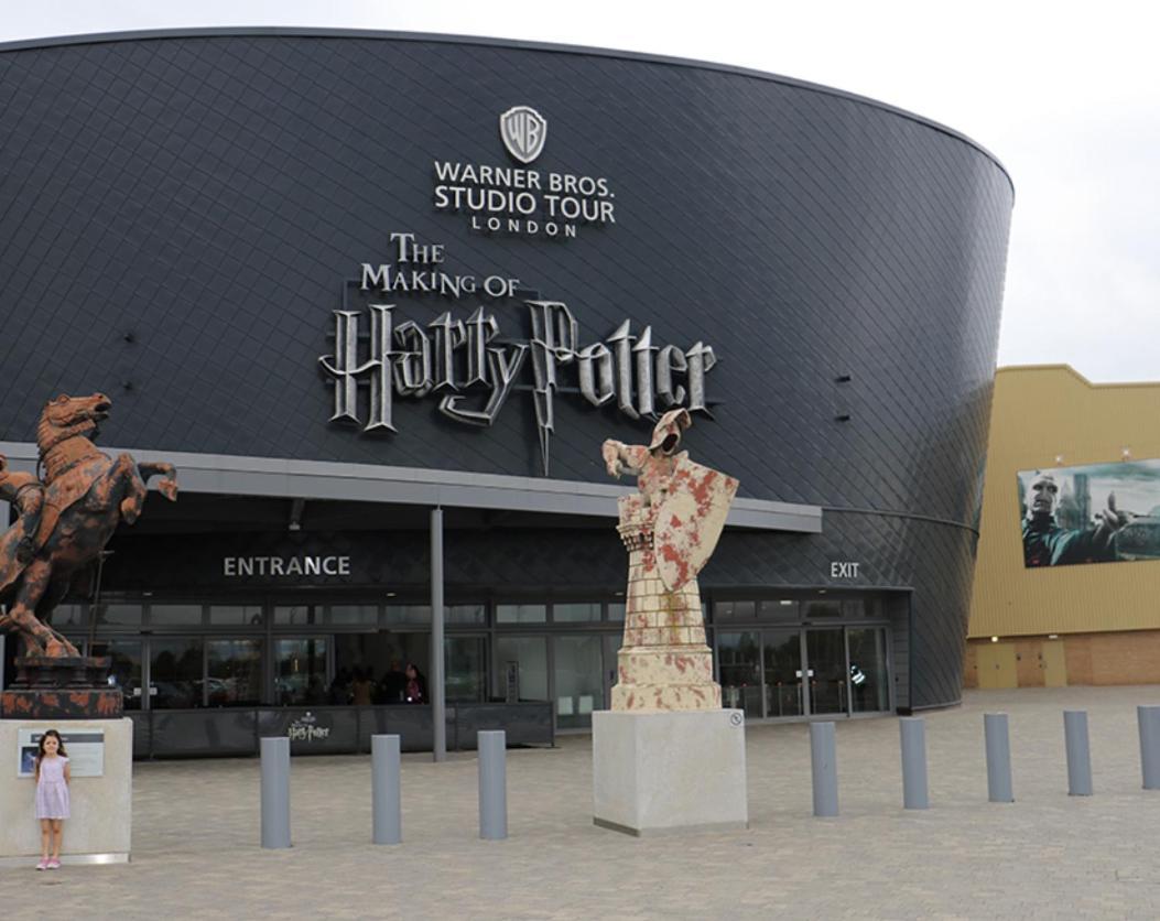 Warner Brothers House Watford  Exterior photo